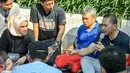 Ketua MPR RI,  Zulkifli Hasan (kanan) memberikan pemaparan saat ngobrol bareng Melek Indonesia dan 18 komunitas se-Jabodetabek di acara CFD, Jakarta, Minggu (3/4/2016). Zulkifli membahas tentang isu-isu terkini. (Liputan6.com/Yoppy Renato)