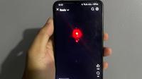 Warga menunjukkan cuplikan video viral terkait fenomena suara dentuman keras disertai kemunculan bola api di langit Cirebon. 
(Dok: Antara)