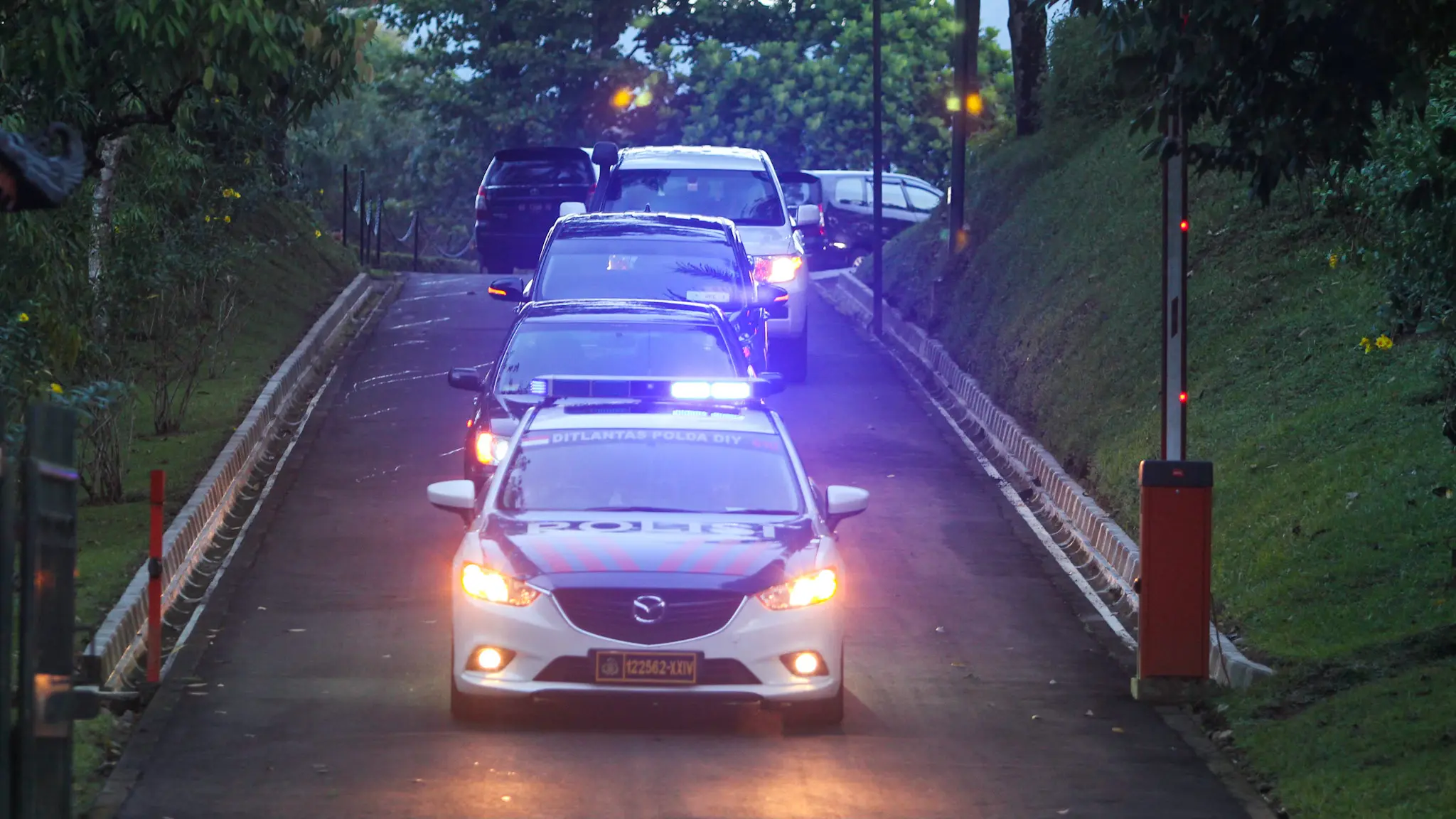 Barisan mobil pengawal kedatangan Presiden AS ke 44 Barrack Obama ketika memasuki kompleks Taman Wisata Candi Borobudur. (foto : Liputan6.com / fajar abrori)