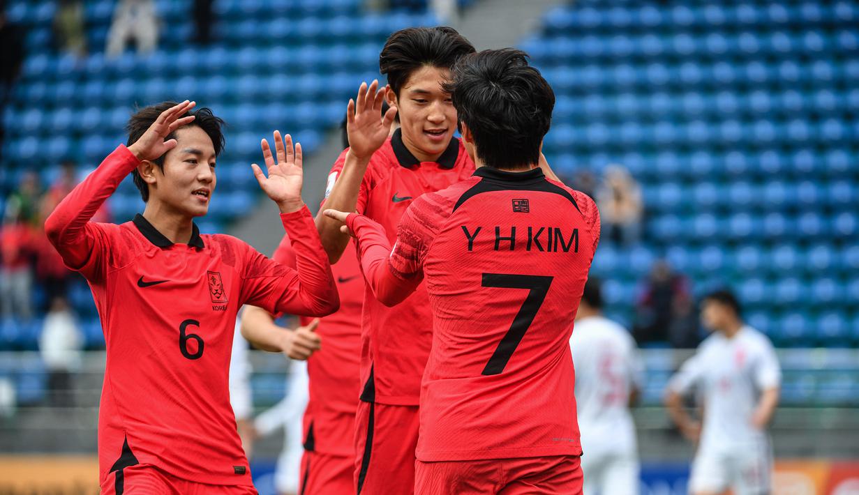 Para pemain Korea Selatan U-20 merayakan gol penyeimbang 1-1 ke gawang China U-20 yang dicetak Kim Yong-hak (kanan) pada laga perempatfinal Piala Asia U-20 2023 di JAR Stadium, Tashkent, Uzbekistan, Minggu (12/3/2023). (AFC/Hasan Pirmuhamedov)