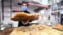 Seorang pedagang Suriah membuat "Qatayef", penganan manis tradisional yang biasa disajikan saat bulan suci Ramadan di Damaskus, Suriah, (18/5/2020). (Xinhua/Ammar Safarjalani)