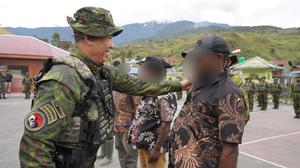 Momen Anggota OPM Kembali ke NKRI, Cium Merah Putih dan Serahkan Senjata