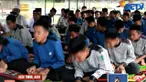 Sejumlah anak-anak berlomba menunjukkan kebolehannya dalam berzikir secara kompak dengan gerakan tubuhnya masing masing.