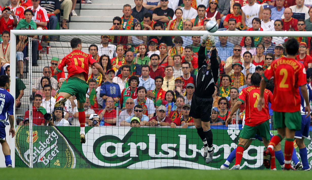 Gol pertama Cristiano Ronaldo dicetak pada partai pembukaan Euro 2004 di Grup A melawan Yunani di Dragao Stadium, Porto (12/6/2004). Gol terjadi di masa injury time setelah Portugal tertinggal 0-2. Hasil akhir Portugal kalah 1-2. (Foto: AFP/Aris Messinis)