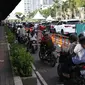 Sejumlah kendaraan antre untuk memasuki kawasan wisata Taman Impian Jaya Ancol, Jalarta, Kamis (29/10/2020). Selain tingginya minat warga berwisata di masa libur panjang, antrean ini juga disebabkan pengalihan buka tutup pintu masuk kawasan Taman Impian Jaya Ancol.  (Liputan6.com/Helmi Fithriansyah)