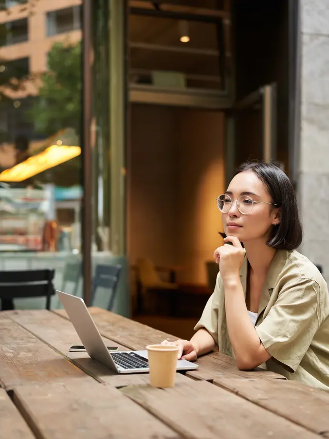 wanita mei berusaha kuat dan tegar