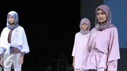 Sejumlah model berpose saat membawakan busana rancangan desainer Ria Miranda saat tampil di Riamiranda The Fourth Annual Trend Show 2017 di Hall Senayan City, Jakarta, Sabtu (10/12). (Liputan6.com/Herman Zakharia)