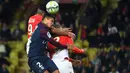 Pemain PSG, Thiago Silva (tengah) melakukan duel dengan para pemain AS Monaco pada lanjutan Ligue 1 di Louis II stadium, Monaco, (26/11/2017). PSG menang 2-1. (AFP/Anne-Christine Poujoulat)