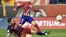 Pemain Barcelona, Thomas Vermaelen (kiri) berusaha menghentikan striker Atletico, Fernando Torres, dalam lanjutan La Liga Spanyol di Stadion Vicente Calderon, Madrid, Spanyol. Sabtu (12/9/2015). (AFP Photo/Gerard Julien)