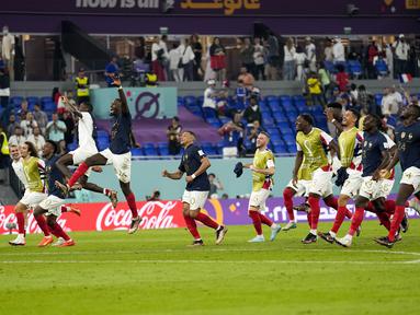 Para pemain Prancis merayakan kemenangan 2-1 atas Denmark dalam pertandingan grup D Piala Dunia 2022 Qatar di Stadion 974 di Doha, Qatar, Sabtu, 26 November 2022. Prancis jadi tim pertama yang lolos ke Babak 16 Besar Piala Dunia 2022. (AP Photo/Martin Meissner)