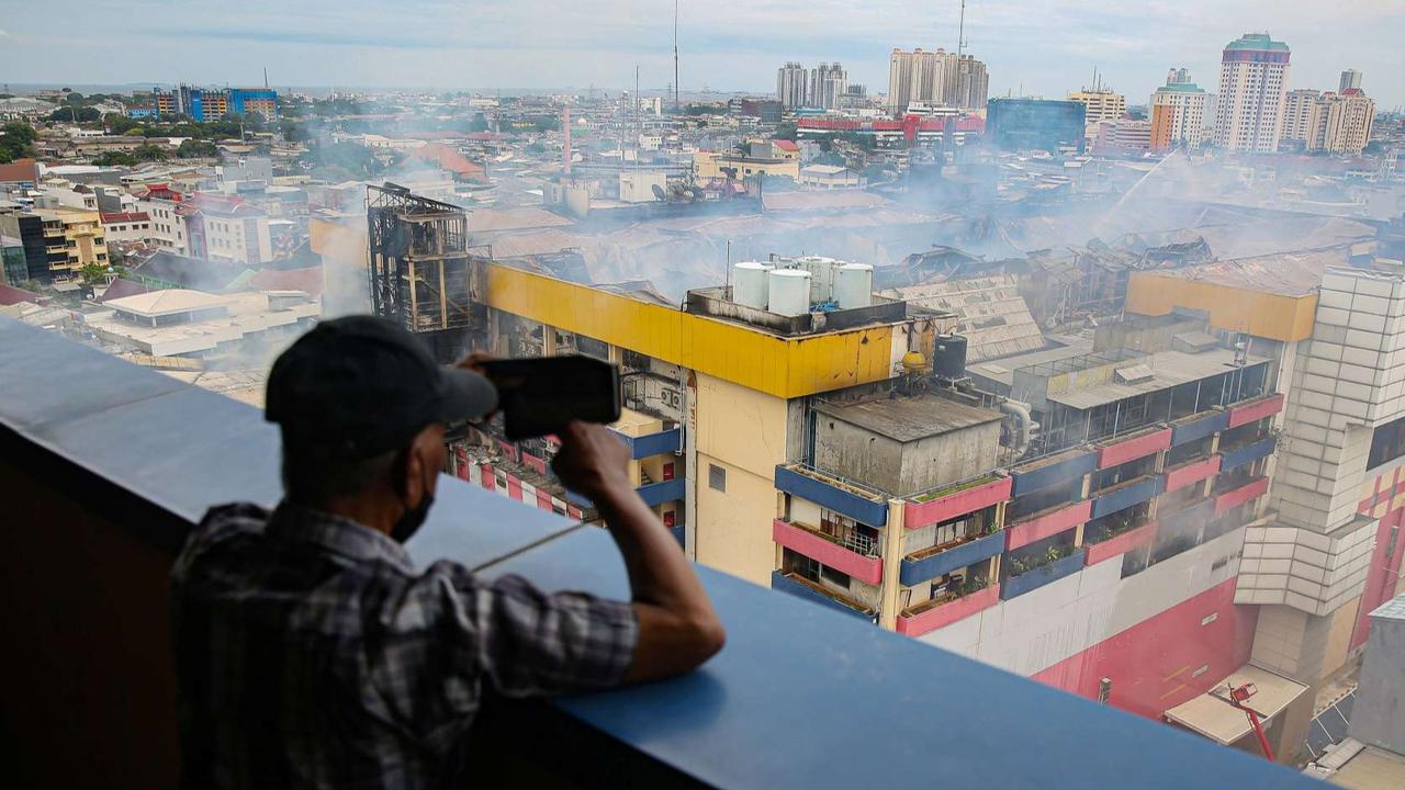 FOTO: Situasi Terkini Glodok Plaza Pascakebakaran Dahsyat, Asap Masih Mengepul dan Puluhan Toko Tutup