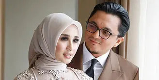 Resepsi ke-2 Laudya Cynthia Bella dan Engku Emran sungguh berbeda dengan acara yang berlangsung di Malaysia sebelumnya. Kali ini, para selebriti Indonesia terlihat banyak yang hadir turut meramaikan acara. (Instagram/bellaers_makasar)