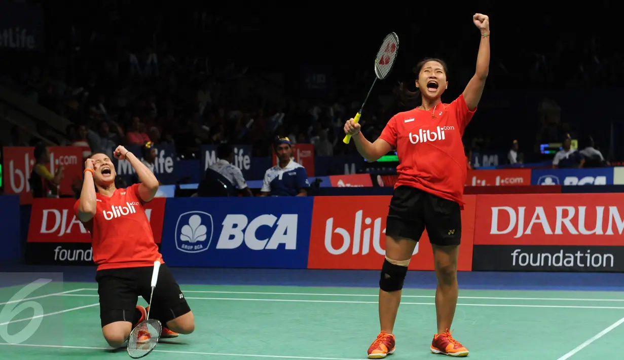 Ganda puteri Indonesia, Anggia Shitta Awanda/Mahadewi Istirani Ni Ketut melakukan selebrasi usai mengalahkan Jung Kyung Eun/Shin Seung Chan (Korsel) di 16 besar BCA Indonesia Open 2016, Jakarta, Kamis (2/6/2016). (Liputan6.com/Helmi Fithriansyah)