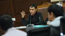 Terdakwa dugaan suap opini WTP Kemendes PDTT, Ali Sadli (tengah) saat sidang lanjutan di Pengadilan Tipikor, Jakarta, Senin (8/1). Sidang mendengar keterangan empat saksi salah satunya, Sekjen KONI Ending Fuad Hamidi. (Liputan6.com/Helmi Fithriansyah)