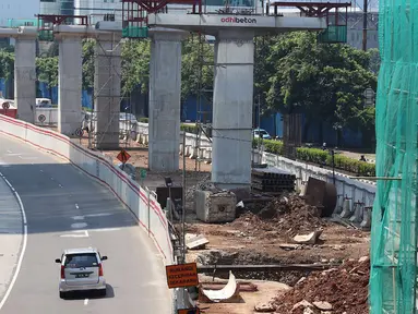 Suasana proyek LRT yang sepi aktivitas di Jalan HR Rasuna Said, Jakarta, Selasa (1/5). Peringatan Hari Buruh membuat sejumlah proyek meliburkan para pekerjanya. (Liputan6.com/Immanuel Antonius)