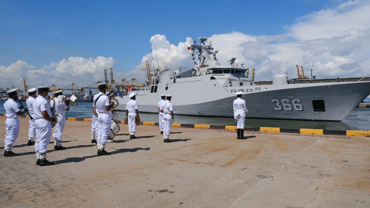KRI Sultan Hasanuddin-366 singgah di Colombo, Sri Lanka sebelum kembali ke Tanah Air.