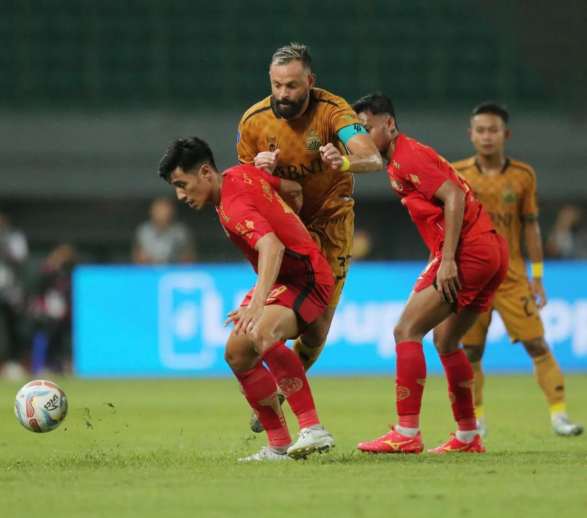 Persija Jakarta tampil imbang saat menghadapi Bhayangkara FC di laga pekan ke-20 BRI Liga 2023/2024 di Stadion Patriot Chandrabhaga, Senin (27/11/2023).