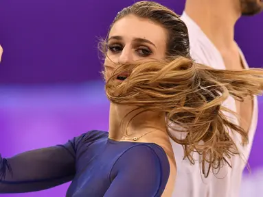 Atlet ice dancer Prancis, Gabriella Papadakis saat tampil bertanding untuk nomor ice dance free dance di Olimpiade Musim Dingin Pyeongchang 2018, Selasa (20/2). Tampil di Olimpiade PyeongChang, Gabriella dua kali membuat heboh. (Mladen ANTONOV/AFP)