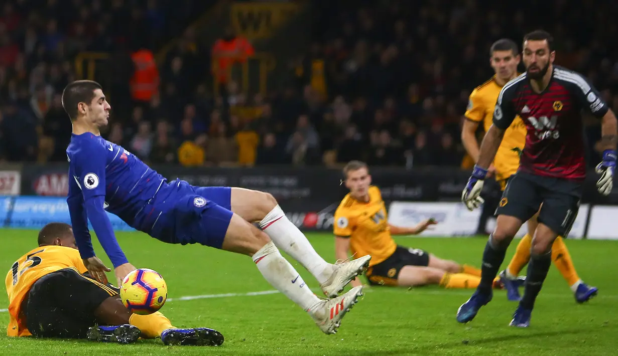 Striker Chelsea, Alvaro Morata, terjatuh saat melawan Wolverhampton pada laga Premier League di Stadion Molineux Wolves, Kamis (5/12). Wolves menang 2-1 atas Chelsea. (AFP/Geoff Caddick)
