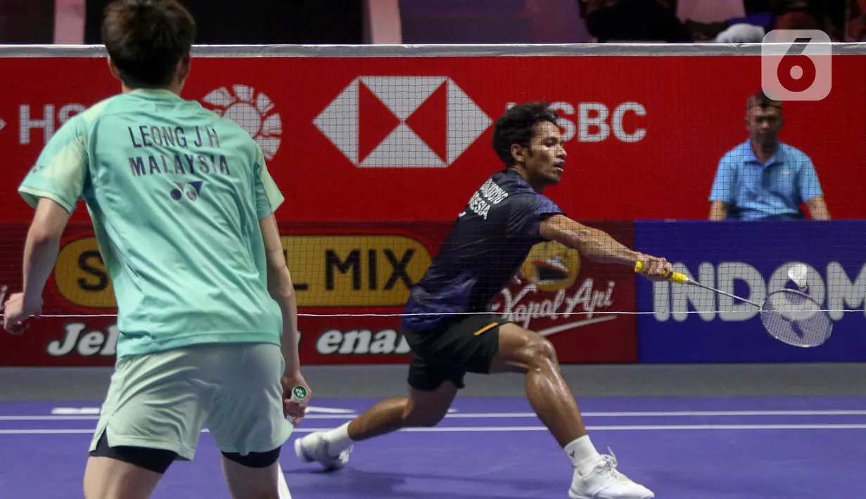 Melawan Leong Jun Hao, Chico Dwi Wardoyo kalah dua gim langsung dengan skor 13-21, 12-21. (Liputan6.com/Herman Zakharia)