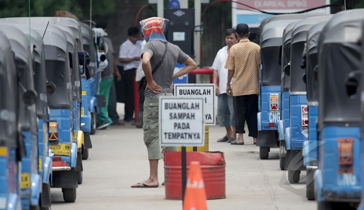 Angkutan Bajaj antre untuk pengisian BBG di salah satu Stasiun Pengisian Gas, Jakarta, Rabu (25/2/2015). Pemerintah akan menggenjot penggunaan BBG dalam rangka konversi dari bahan bakar minyak pada moda transportasi. (Liputan6.com/Faizal Fanani)