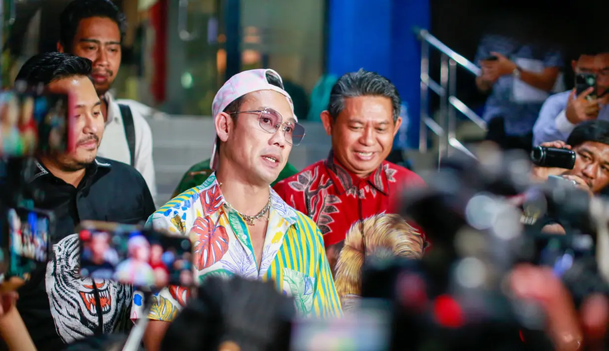 Aktor yang juga mantan pebasket ini merasa lelah karena kasus telah bergulir 10 tahun lalu kembali bergulir. Denny juga siap kembali menjalani tes DNA. Karena hasil tes DNA sebelumnya diragukan oleh Verny. [Foto: Muhammad Akrom Sukarya/KapanLagi.com]