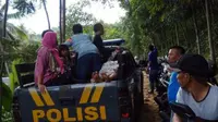 Jembatan gantung di Bogor ambruk, puluhan wisatawan terluka. (Liputan6.com/Achmad Sudarno)