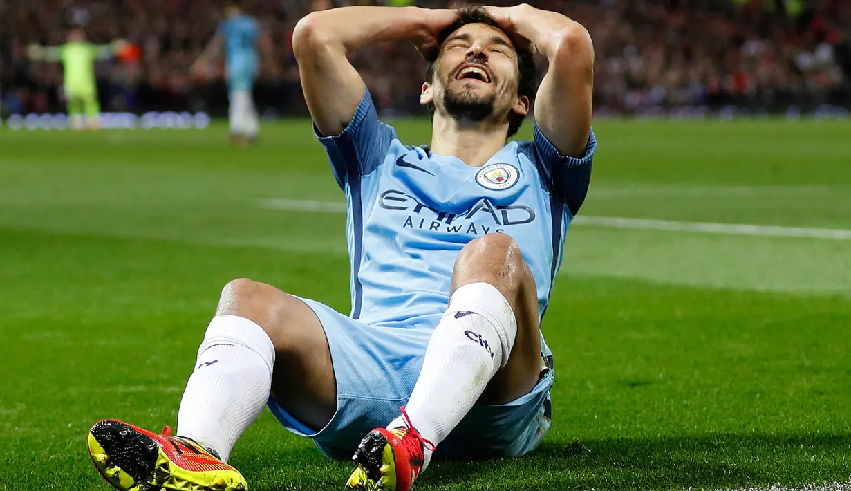 Ekspresi pemain Manchester City, Jesus Navas saat gagal mencetak gol ke gawang MU pada pertandingan Piala Liga Inggris di Stadion Old Trafford, Manchester, Inggris (26/10). City harus menerima kekalahnya dengan skor 1-0. (Reuters/Jason Cairnduff)