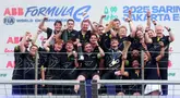 Pengendara tim Balap Kiro, dan Ticktum bersama dengan tim mereka mengambil foto bersama sambil memenangkan acara Jakarta E-RRIX 2025 yang diadakan di Sirkuit Eprix Internasional Jakarta, Sabtu (6/21/2025). (Ball.com/m iqbal ichsan)