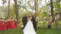 Momen mengharukan ayah kandung mengajak ayah tiri bersama-sama mengantar putri ke depan altar. (sumber: Delia Blackburn Photography)