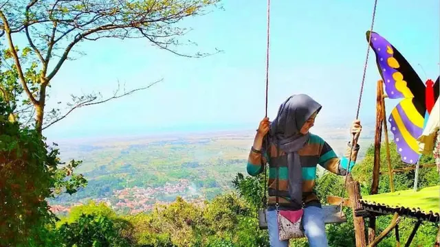 Wisatawan berada di Gunung Pinang yang berlokasi di Serang Banten.