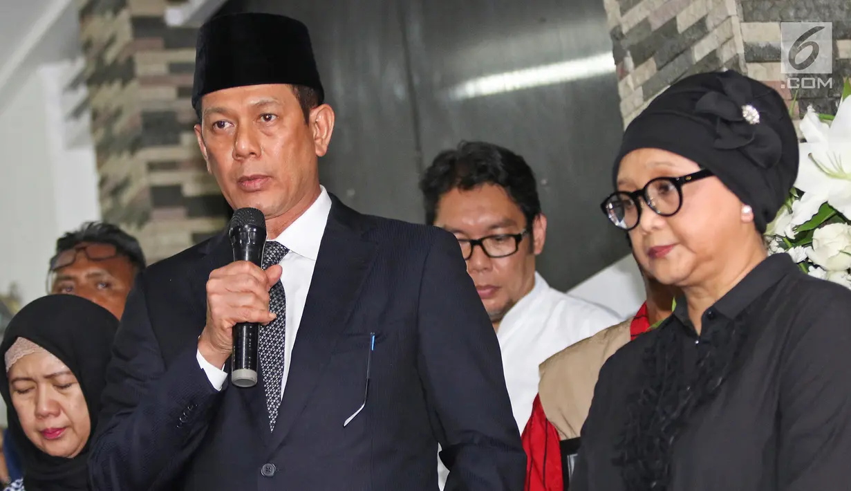Kepala BNPB Doni Monardo didampingi Menlu Retno Marsudi memberikan sambutan saat serah terima jenazah Kapus Data Informasi dan Humas BNPB Sutopo Purwo Nugroho di rumah duka Raffles Hils, Cimanggis, Depok, Minggu (7/7/2019). Sutopo tutup usia di Guangzhou, China. (Liputan6.com/Herman Zakharia)