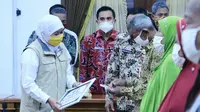 Gubernur Jawa Timur Khofifah Indar Parawansa menyalurkan bantuan langsung tunai dana desa (Foto: Liputan6.com/Dian Kurniawan)