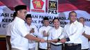 Penyerahan tanda kesepakatan oleh Sekejan Gerinda Ahmad Muzani (kiri) dan Sekjen PKS Taufik Ridho, Sabtu (17/5/2014) (liputan6.com/Johan Tallo)
