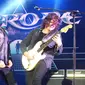 Vokalis Europe, Joey Tempest (kiri) beraksi bersama John Norum di Volcano Rock Festival Boyolali, Sabtu (12/5). (Liputan6.com/Edu Krisnadefa)