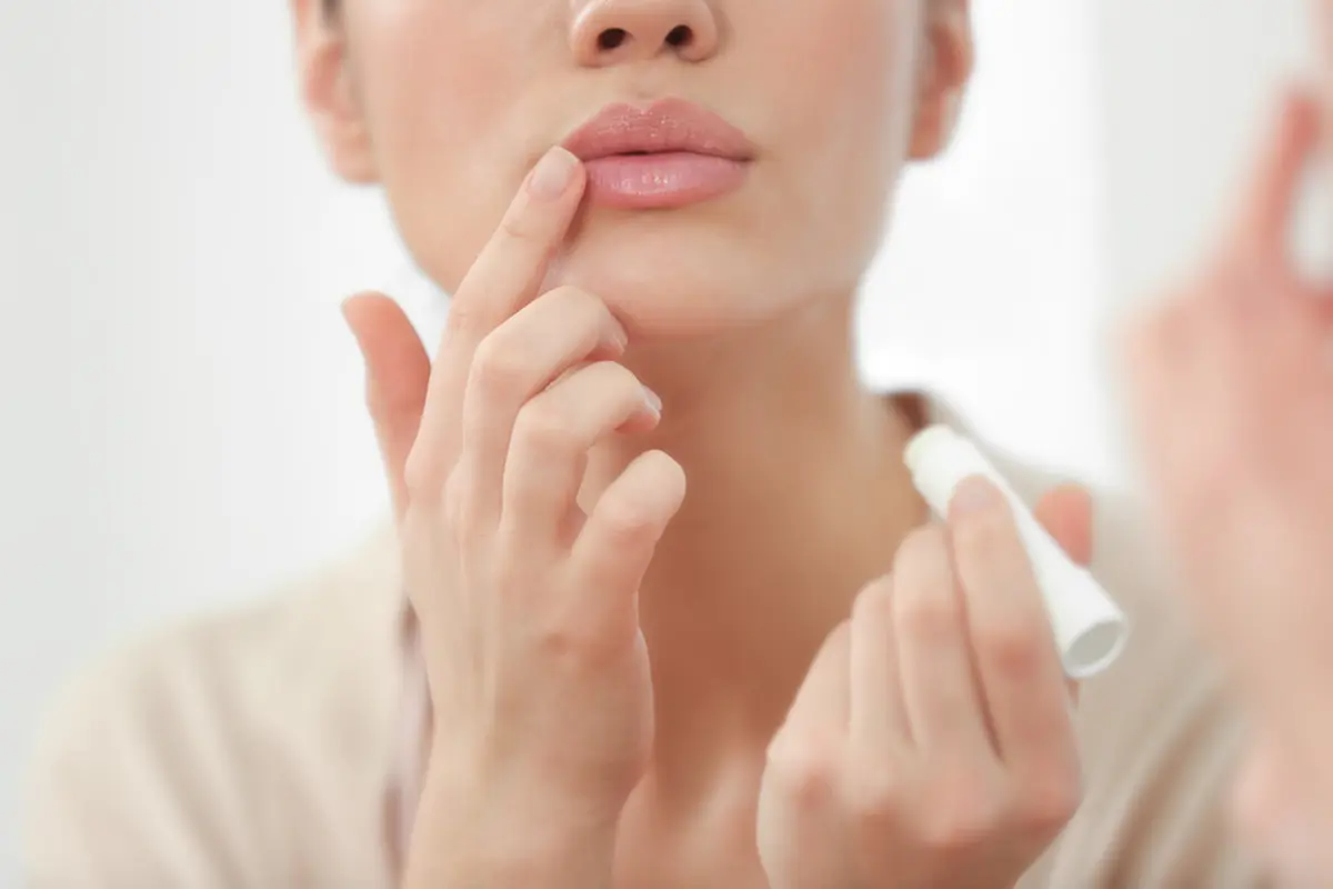 Mau Bibir Tampak Merah Merona Secara Alami? Tips Perawatan Ini Bisa Dicoba di Rumah