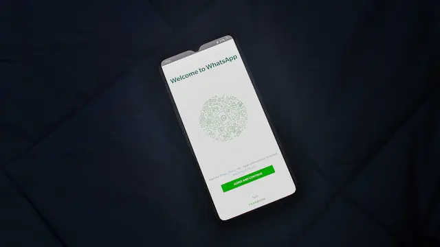 Membuka aplikasi WA (pexels)