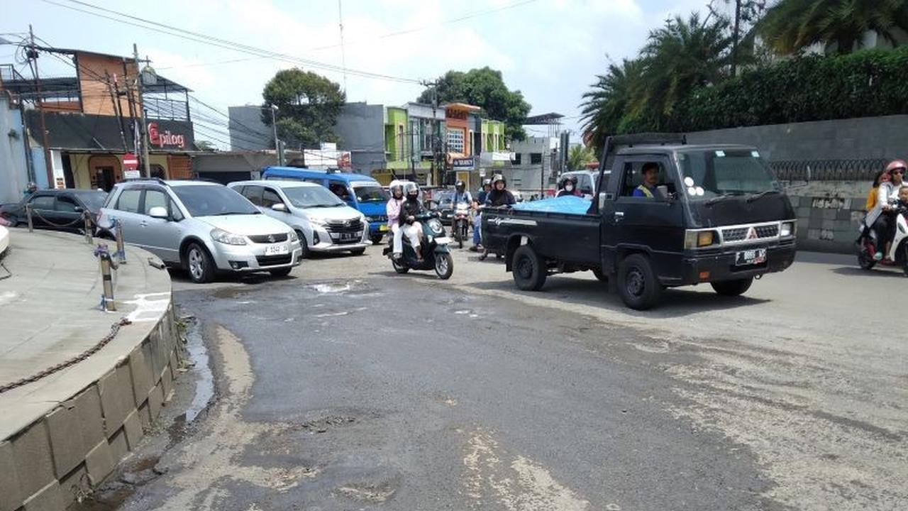 Perbaikan Jalan Cianjur: Pemkab Cor Beton Cepat Kering di Tugu Lampu Gentur Jelang Lebaran