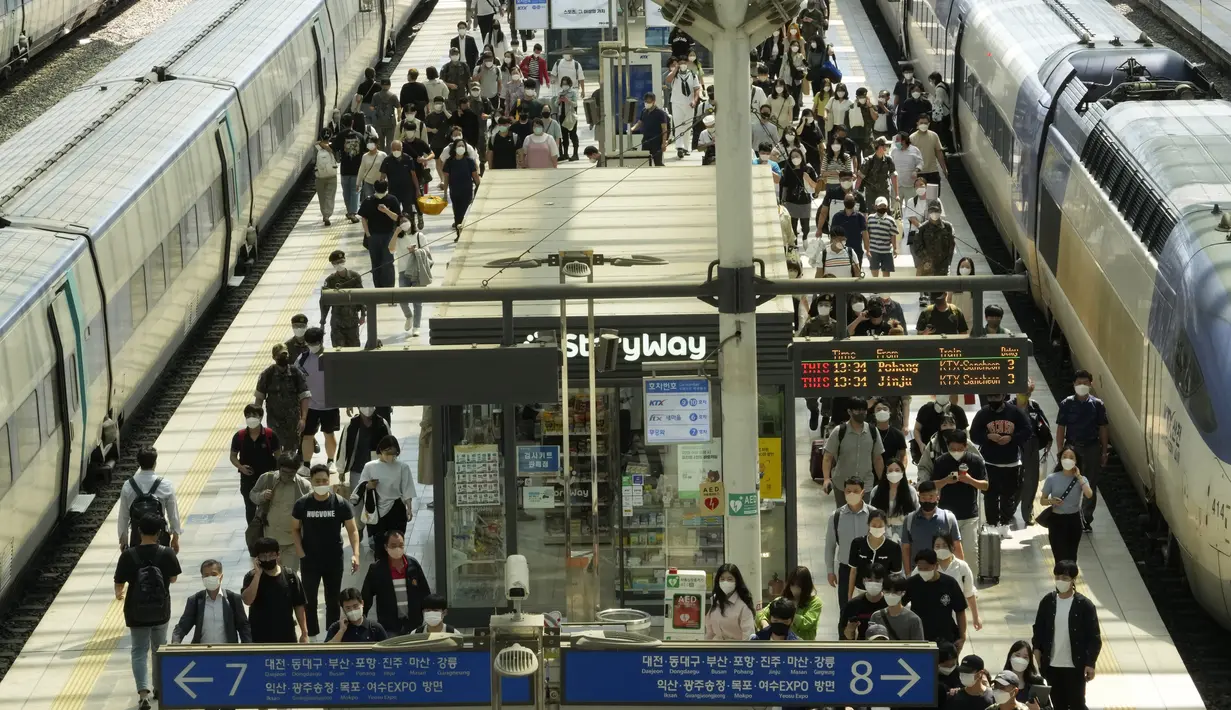 Orang-orang yang memakai masker keluar dari kereta menjelang liburan "Chuseok" di Stasiun Kereta Seoul di Seoul, Korea Selatan, Kamis (8/9/2022). Chuseok" atau Hari Thanksgiving versi Korea, jatuh pada 10 September 2022. ( AP Photo/Ahn Young-joon)
