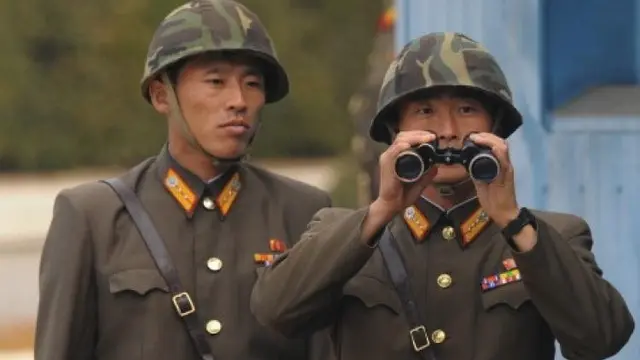 Tentara Korea Utara menjaga perbatasan Korsel - Korut di Zona Demiliterisasi (Park Ji-Hwan/AFP)