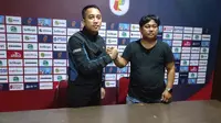 Persela Lamongan resmi menunjuk Budiarjo Thalib (kanan) sebagai suksesor Fakhri Husain di posisi pelatih. (Bola.com/Wahyu Pratama)