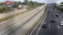Kendaraan melintas di samping proyek proyek Light Rail Transit (LRT) Jabodebek di Jakarta, Minggu (12/8). Progres pembangunan proyek yang dimulai sejak 2015 tersebut sampai saat ini telah mencapai 41 persen. (Liputan6.com/Immanuel Antonius)