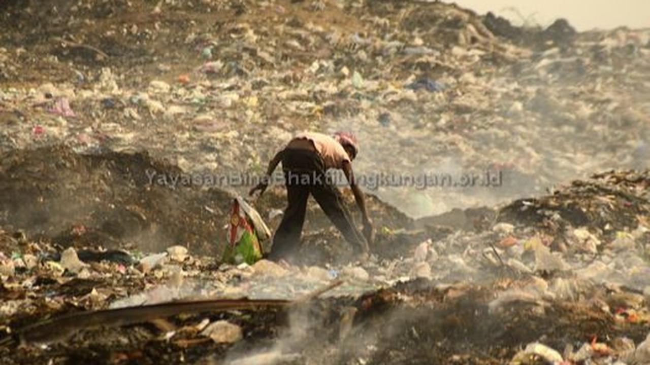 Pemerintah Kota (Pemkot) Surabaya mengklaim sampah plastik di wilayah setempat menurun. Namun, fakta menunjukkan bahwa sampah organik naik berkali-kali lipat.