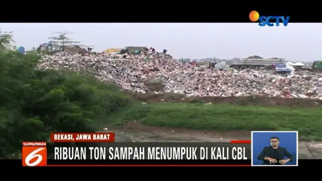 Ribuan ton sampah menumpuk di Kali Cikarang, Bekasi, Jawa Barat, selama puluhan tahun.