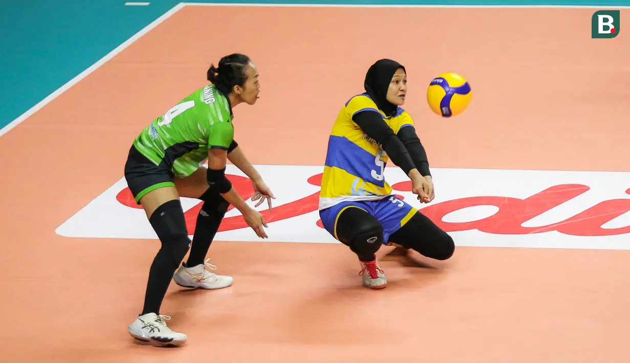 Pemain Jakarta Mandiri Popsivo Polwan, Eris Septia Wulandari berusaha mengembalikan bola saat perebutan tempat ketiga grand final PLN Mobile Proliga 2022 melawan Jakarta Pertamina Fastron di Padepokan Voli Jenderal Polisi Kunarto, Sentul, Sabtu (26/03/2022). (Bola.com/Bagaskara Lazuardi)