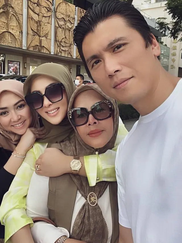 Reino Barack dan Wati Nurhayati