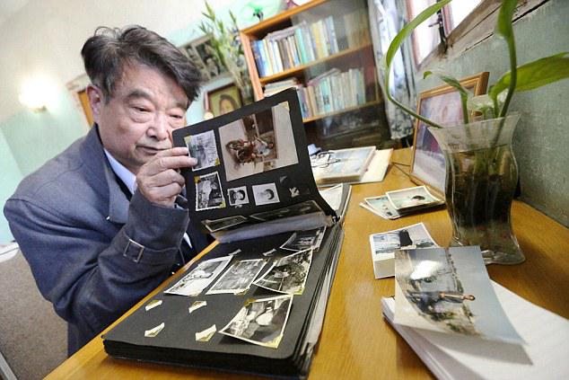 Saat rindu keluarga, kakek Huan hanya bisa melepas rindu dengan membuka album foto di rumahnya | Photo: Copyright dailymail.co.uk