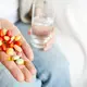 Kenali bahaya minum suplemen berlebihan tanpa konsultasi dokter berikut ini! (Foto/Dok: freepik.com/wayhomestudio)