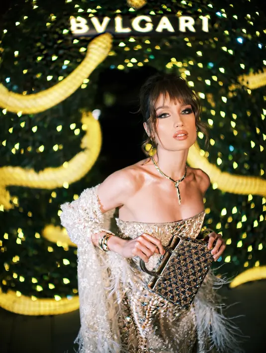 Poni depannya memberikan dimensi segar pada wajah, sementara tata rambut yang rapi namun santai menghadirkan aura modern yang memesona. [Dok/Bulgari].