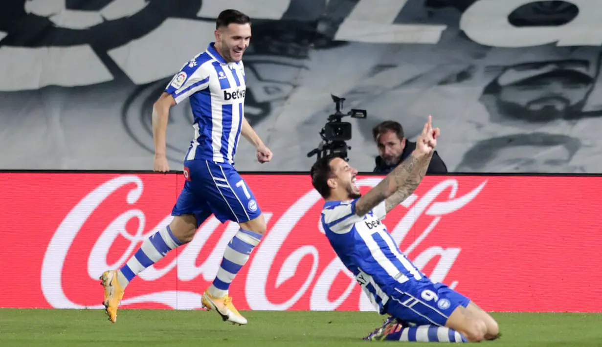Pemain Alaves, Joselu, melakukan selebrasi usai mencetak gol ke gawang Real Madrid pada laga Liga Spanyol di Stadion Alfredo di Stefano, Sabtu (28/11/2020). Real Madrid takluk dengan skor 1-2. (AP/Bernat Armangue)